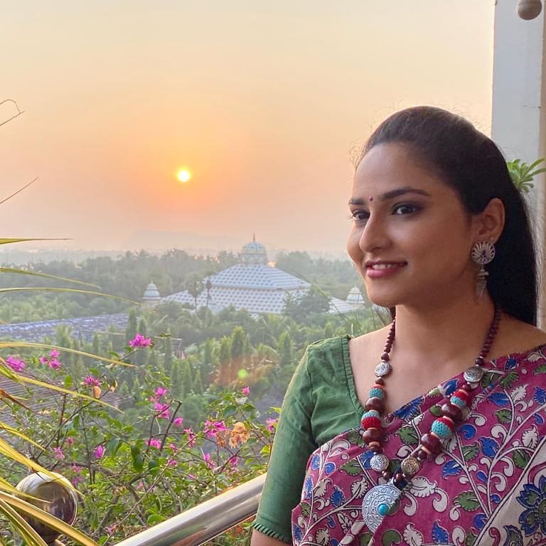 Zee Telugu Tv Anchor Kasi Annapurna Images In Navy Blue Saree